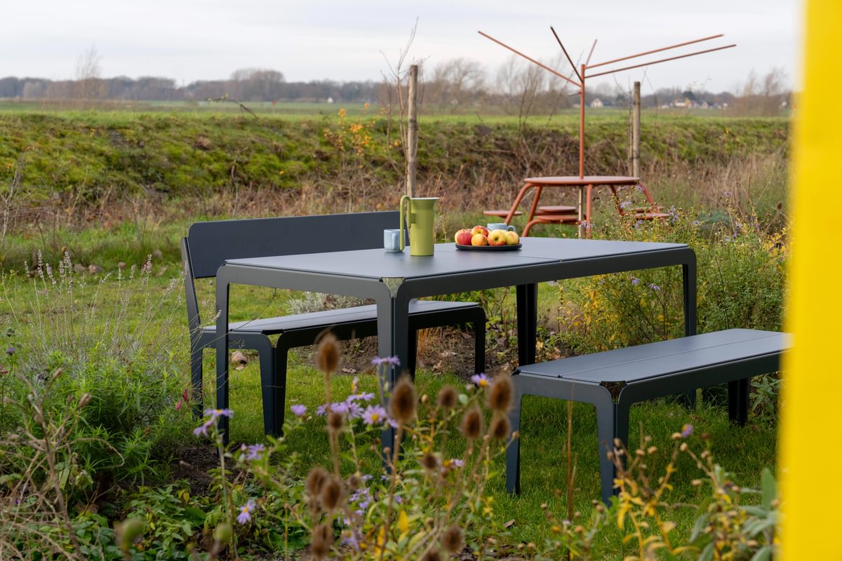 Bended Table 180 including benches